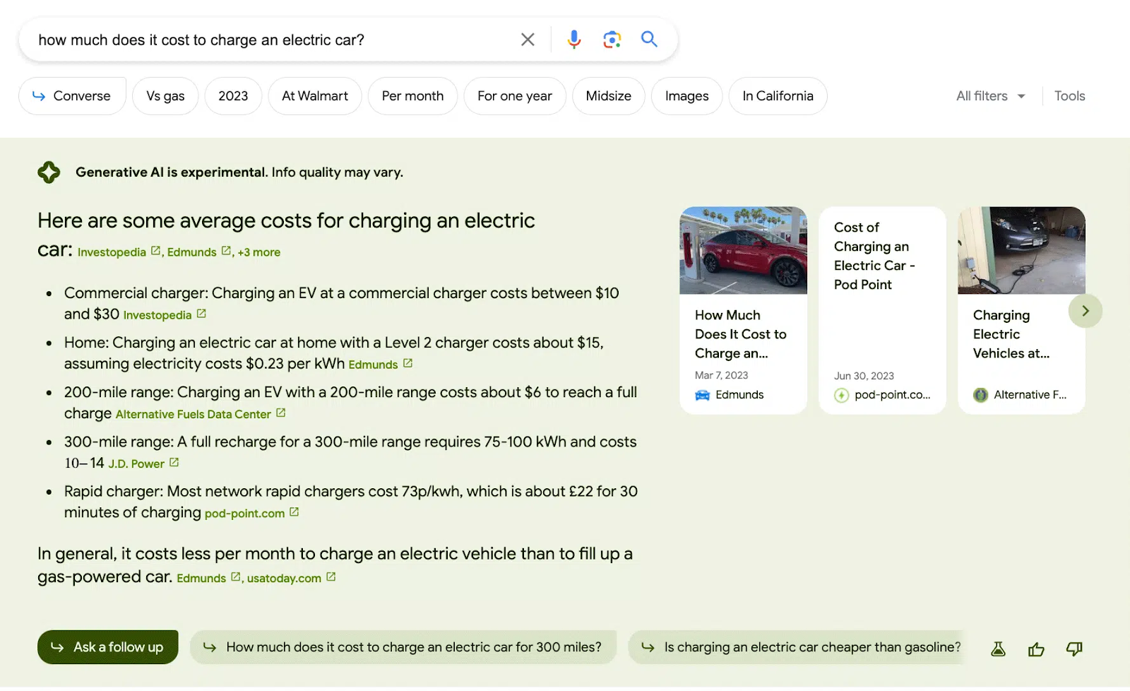 Grüne SGE Box zur Suchanfrage "How much does it cost to charge an electric car?" Die Antwort enthält eine Bullet-Liste. Am Ende jedes Listen-Elements gibt es kleine Label mit dem Namen der Quellen, zum Beispiel "Investopedia" oder "usatoday.com", die verlinkt sind.