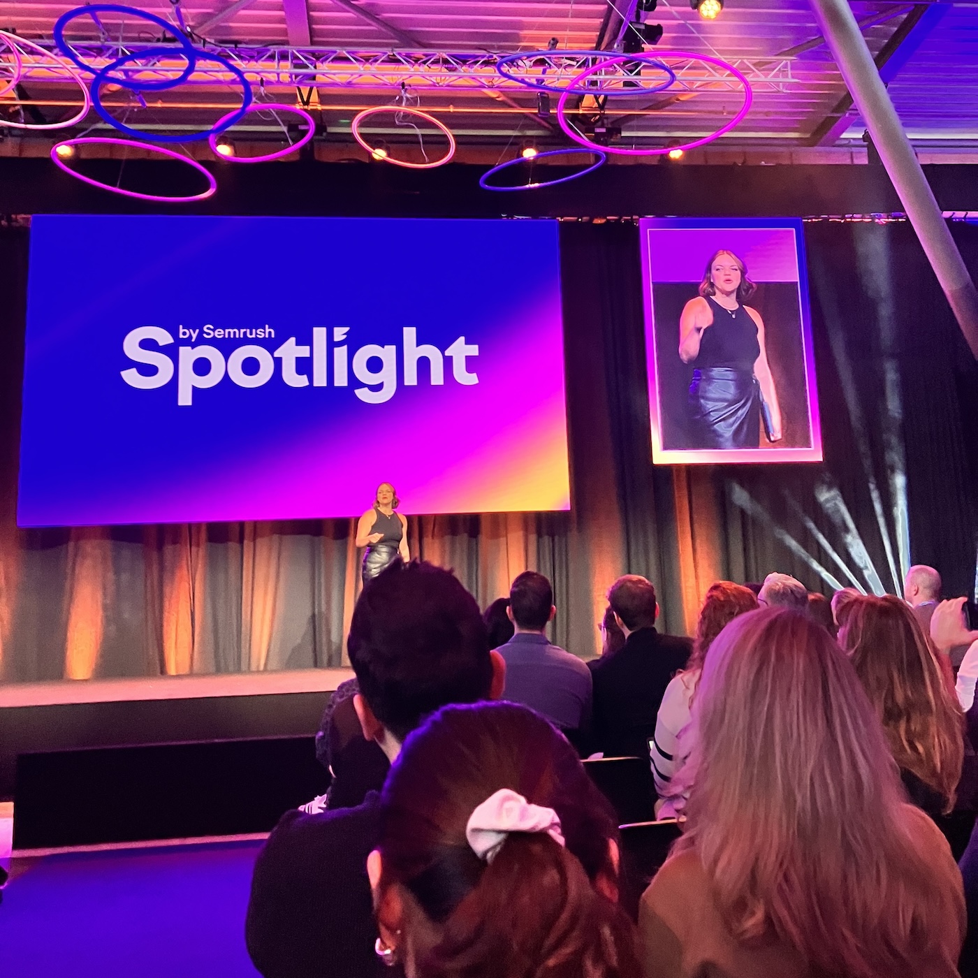 Kirsty Hulse eröffnet die "Spotlight by Semrush" Konferenz in Amsterdam.