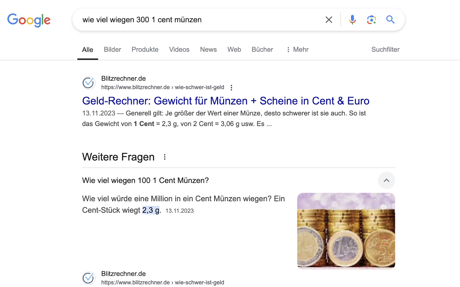 Ein Screenshot aus der Google Suche zu der Frage "wie viel wiegen 300 1 cent münzen". Als Antwort gibt es eine Seite mit Rechner und eine People Also Ask Box. Jedoch keine direkte Antwort.