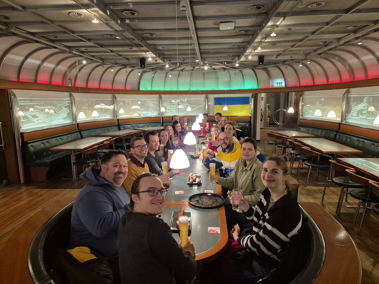 Strahlende Wingmenschen an einer langen Tafel mit Bieren der Beck's Brauerei in einem Raum, der an ein American Diner erinnert.