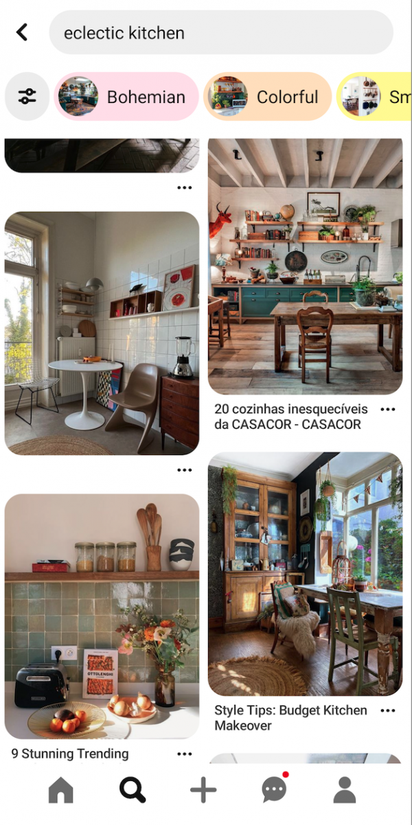Pinterest-Suche nach "eclectic kitchen". Es sind 4 Bilder zu sehen. 1. Bild: Sitzecke in der Küche mit einem weißen Tisch, verschiedenen Stühlen und bunter Deko. 2.Bild: Küche in dunklem türkis mit  offenen Holzregalen, bunten Gläsern und bunter Deko. 3.Bild: Nahaufnahme einer Arbeitsplatte mit grünen Fliesen und orangenen Blumen. 4. Bild: Esszimmer mit Wänden in Mint, hellen Holzmöbeln, einem großeren Fenster, bunter vintage Deko und Stühlen in Mint