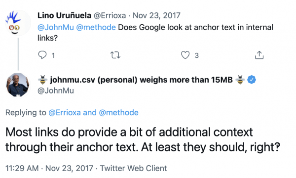 "Ein Screenshot eines Twitter-Posts von John Mueller vom 23. November 2017. Der Post beantwortet eine Frage von Lino Uruñuela, die lautet: 'Does Google look at anchor text in internal links?' John Mueller antwortet: 'Most links do provide a bit of additional context through their anchor text. At least they should, right?'