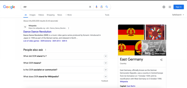 Google-Suchergebnisseite für das Keyword "ddr" mit VPN-Zugriff aus den USA. Zu sehen ist ein Knowledge-Panel zur Deutschen Demokratischen Republik. Auf der ersten organischen Position sieht man den Wikipedia-Artikel zu Dance Dance Revolution.