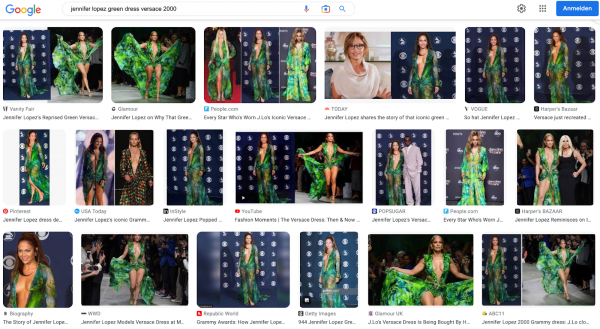 Screenshot aus der Google Bildersuche zum Query "jennifer lopez green dress versace 2000". Es sind 3 Reihe mit Vorschaubildern zu sehen, auf denen Jennifer Lopez in einem grünen Kleid abgebildet ist. Das Kleid ist aus einem leicht transparenten Stoff mit Jungle-Motiv (Blätter) in grün, hat lange Ärmel und einen Ausschnitt, der bis unter den Bauchnabel geht.