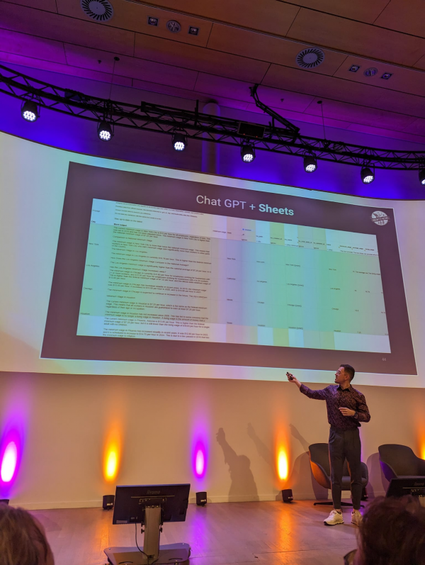 Ein Slide aus Kevins Präsentation, dass zeigt, wie er mit Workstream, Google Sheets und einer ChatGPT Einbindung programmatische Texte erstellt hat.
