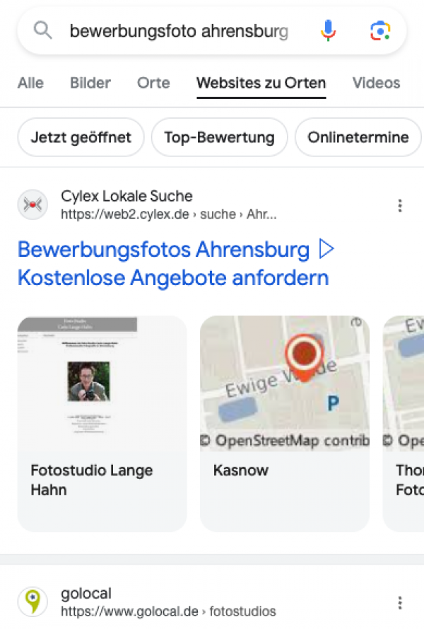 SERP von Google für das Keyword "bewerbungsfoto ahrensburg". Der Reiter "Websites zu Orten" ist ausgewählt, inklusive neuen Carousel Features