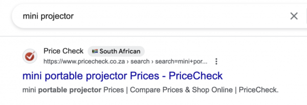Screenshot der südafrikanischen SERP in der mobilen Ansicht zum Keyword mini projector. Das Ergebnis von Price Check hat das im Artikel beschriebene Feature ebenfalls neben dem Title Link.
